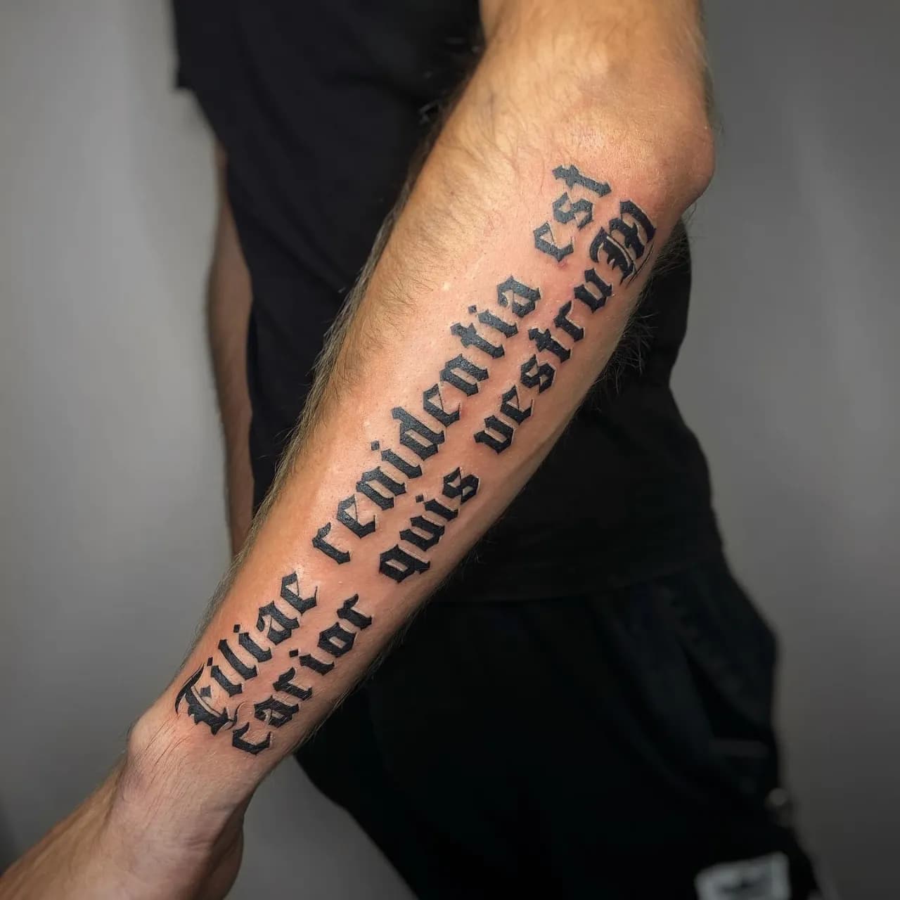 Pomysły na napis na tatuaż męski - znajdź inspirację dla siebie