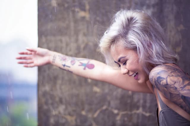 Czy tatuaż może się rozciągnąć? Oto, co musisz wiedzieć, aby uniknąć zniszczenia