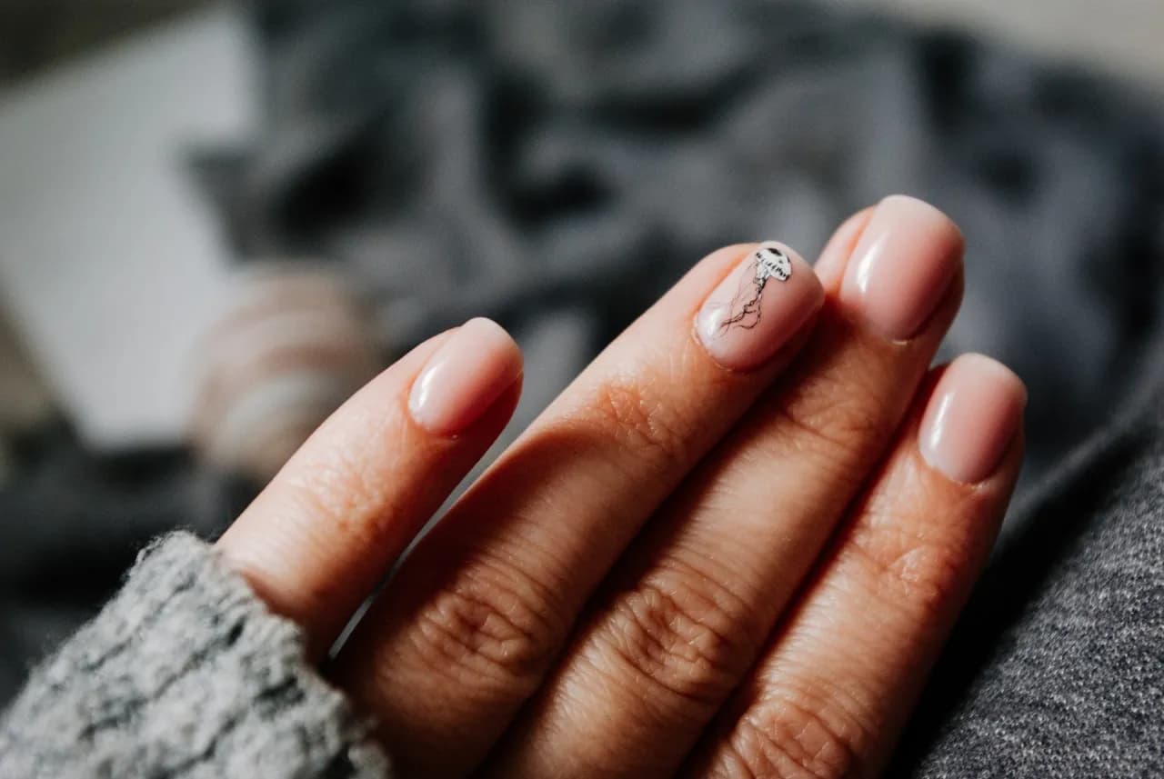 Paznokcie na których nie widać odrostu: Sekrety idealnego manicure